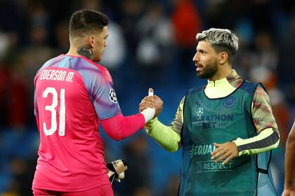 Agüero, con la pechera de suplente, felicita al arquero Ederson