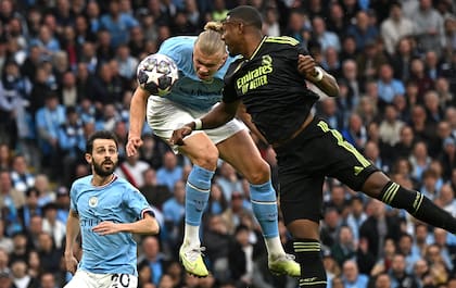 Manchester City's Norwegian striker Erling Haaland (C) headers toward goal but has his shot saved during the UEFA Champions League second leg semi-final football match between Manchester City and Real Madrid at the Etihad Stadium in Manchester, north west England, on May 17, 2023. (Photo by Paul ELLIS / AFP)