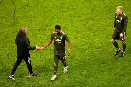 Ole Gunnar Solskjaer consuela a Alex Tuanzebe y Donny van de Beek tras la eliminación de Manchester United de la Champions League tras caer por 3-2 con Red Bull Leipzig.