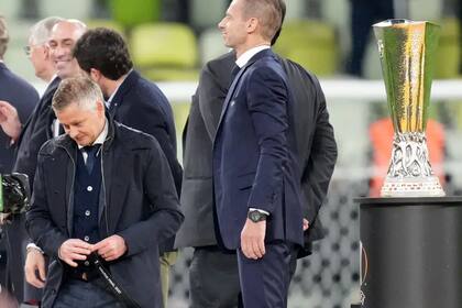 Manchester United perdió la final de la Europa League con Villarreal y Ole Gunnar Solskjaer, su entrenador, se quita la medalla luego de la premiación