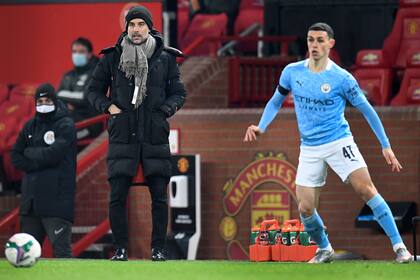 Manchester United v Manchester City, en Old Trafford. El DT Pep Guardiola observa el partido