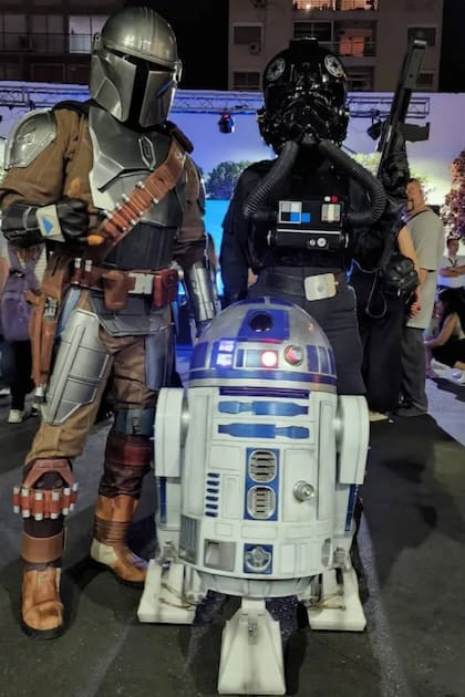 Mandalorian, piloto del Escuadrón Imperial y el entrañable R2D2, conocido en nuestras pampas como "Arturito", formarán parte de las celebraciones del Día de Star Wars