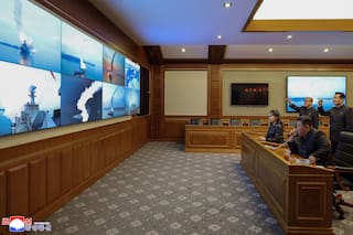 Mandatario norcoreano Kim Jong Un observa pruebas de misiles de crucero con su hija