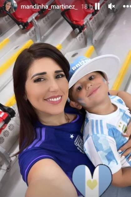 Mandinha Martínez junto al pequeño Santi, en el Ahmad bin Ali Stadium, de Qatar, donde ambos alentaron al arquero de la selección, Dibu Martínez