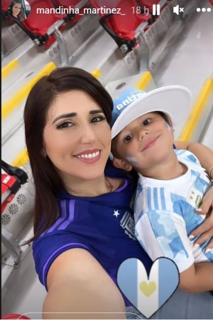 Mandinha Martínez junto al pequeño Santi, en el Ahmad bin Ali Stadium, de Qatar, donde ambos alentaron al arquero de la selección, Dibu Martínez