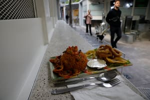 El nuevo patio gastronómico al aire libre que reformuló a un clásico de la avenida Corrientes