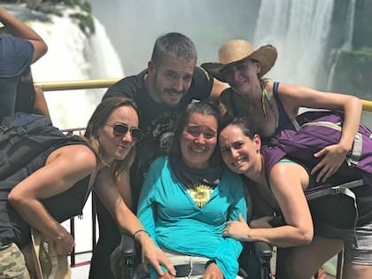 Mandy Salas junto a los cuatro hermanos Vélez, con quienes se alojó en Santiago del Estero en 1992. En 2019 finalmente conocieron juntos las Cataratas del Iguazú.