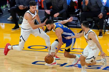 Maneja Stephen Curry; Campazzo intenta marcar al histórico base de los Warriors en un encuentro reciente