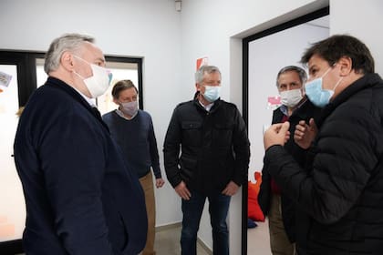 Joaquín y Pablo de la Torre, con el intendente de San Miguel, Jaime Méndez, y Emilio Monzó, junto a Facundo Manes, en la campaña de 2021