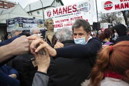 Manes, durante una recorrida de campaña por Lanús