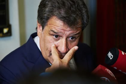 Manes reproduce el gesto que le hizo el asesor Santiago Caputo