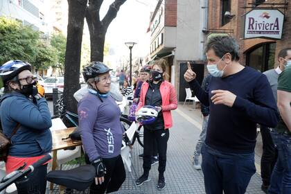 Manes, saludado por un grupo de ciclistas en una esquina lomense.