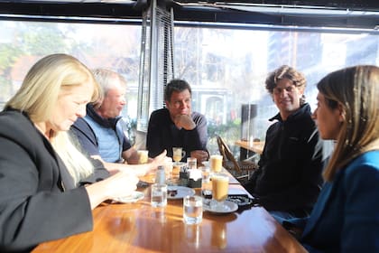 Manes y Lousteau, durante una recorrida por Lomas de Zamora