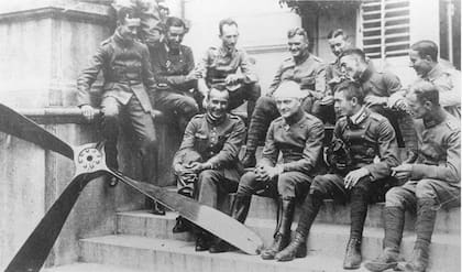 Manfred Von Richthofen junto a sus pilotos durante su convalecencia luego de haber sido herido en combate aéreo. En la imagen puede identificarse encendiendo un cigarrillo al piloto venezolano Carlos Meyer Baldó que combatió bajo las órdenes del as alemán. (Gentileza Clemente Balladares).