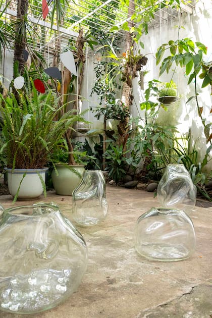 Manghi aplica una técnica meticulosa que consiste en soplar e inyectar aire a través de un tubo metálico, creando burbujas internas que aportan volumen y carácter a cada pieza.