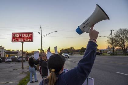 Manifestación a favor de los dueños de la panadería de Texas que cayó en la mira del ICE (Archivo / AP Photo/Valerie Gonzalez)