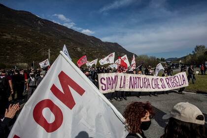 Manifestación contra el Tren de Alta Velocidad (TAV) en el Valle de Susa, Italia. "Somos la naturaleza que se rebela", dice el cartel