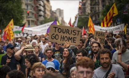 Manifestación contra el turismo masivo, en el centro de Barcelona, España, el 19 de junio de 2024