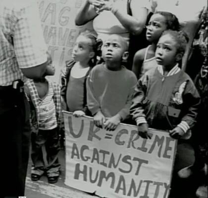 Manifestación de chicos chagosianos en 2005 durante una visita a las Islas Mauricio del ministro de Estado británico Bill Rammell