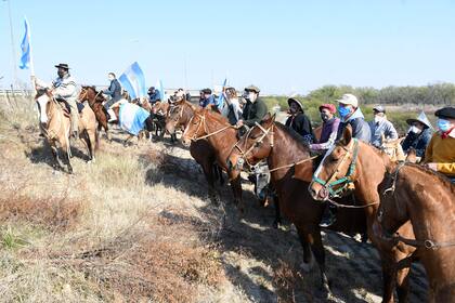 Unos 200 productores ganaderos y puesteros también protestaron porque la quema de pastizales afectan tanto a las personas como a los animales