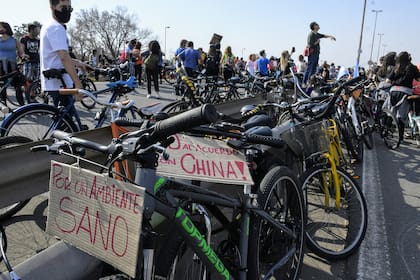 Muchas personas que se sumaron a la protesta llegaron en bicicleta e intentaron mantener la distancia social y usaron barbijo