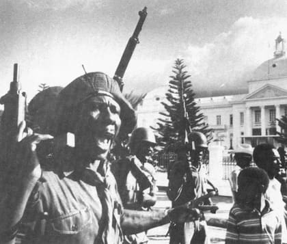 Manifestación de los tonton macoutes en favor de Baby Doc Duvalier, en 1986