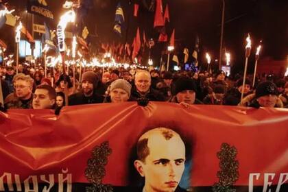 Manifestación de ucranianos de extrema derecha en Kiev en 2015, con la bandera del nacionalista ucraniano Stepan Bandera, que colaboró con los nazis