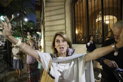 Manifestación en la esquina del departamento de Cristina Fernández de Kirchner