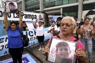 Manifestación en las puertas del Poder Judicial de La Pampa por pedido de justicia por Lucio Dupuy