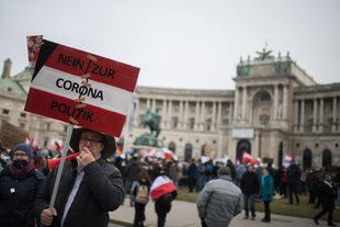 Manifestación en Viena contra las restricciones impuestas por la pandemia y la vacunación obligatoria. 