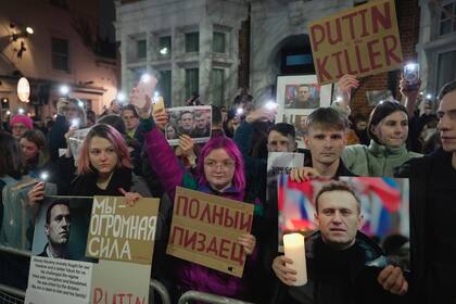 Manifestación frente a la embajada de Rusia en Londres, el 16 de febrero de 2024, en reacción a la noticia de que el destacado opositor ruso Alexei Navalny, quien estaba encarcelado, falleció. (Foto AP/Kin Cheung)
