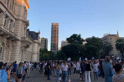 Manifestación frente al Palacio Pizzurno