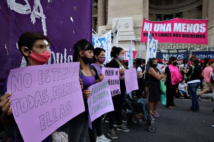 Manifestación frente al Palacio de Tribunales en memoria de Úrsula Bahillo