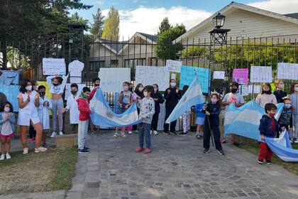 Manifestación por la vuelta a clases, durante la pandemia, en la residencia oficial de la gobernación en El Calafate