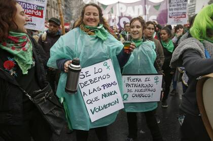 Manifestaciones a favor de la legalización del aborto en los alrededores del Congreso de la Nación
