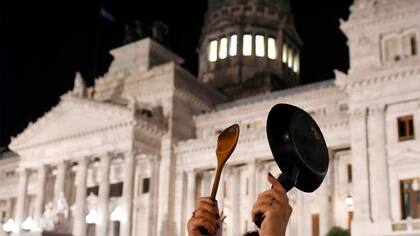 Manifestaciones con cacerolas en rechazo a las políticas de Milei