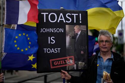 Manifestaciones contra Johnson en Londres. El cartel hace un juego de palabras en inglés: "Brindemos, Johnson está destruido"