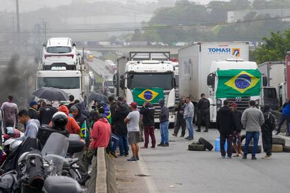 Manifestaciones de camioneros en las afueras de San Pablo. (AP Photo/Andre Penner)