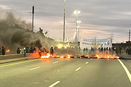 Manifestaciones en favor de Cristina Kirchner produjeron demoras en ruta 2 y la Autopista Buenos Aires-La Plata