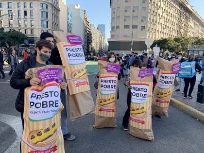 Manifestaciones en la pandemia. Durante la crisis sanitaria provocada por el Covid-19 se realizaron marchas contra el confinamiento dispuesto por el Gobierno, con gran presencia de sectores libertarios