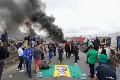 Manifestaciones en una ruta de Embu das Artes, en las afueras de San Pablo. (AP Photo/Andre Penner)