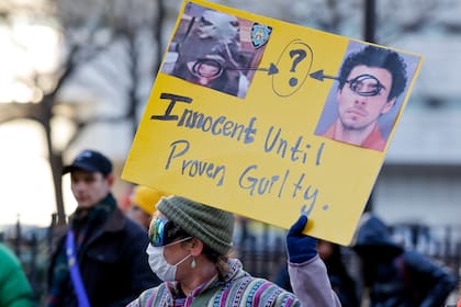 Manifestante sostiene una pancarta mientras espera la llegada de Luigi Mangione para su comparecencia ante el Tribunal Penal de Manhattan, el lunes 23 de diciembre de 2024, en Nueva York. (AP foto/Stefan Jeremiah)