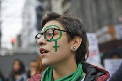 Llegan a la plaza manifestantes a favor y en contra del aborto; operativo de la Policía en la zona