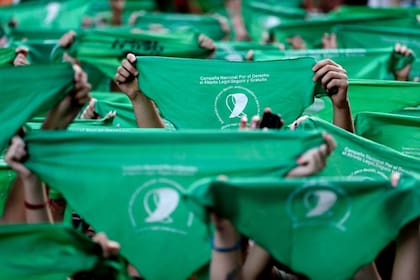 Manifestantes a favor de la legalización del aborto en la Argentina