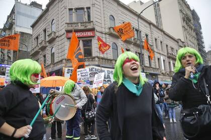 Llegan a la plaza manifestantes a favor y en contra del aborto; operativo de la Policía en la zona