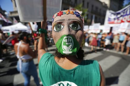 Manifestantes a favor de la ley del aborto en la Plaza del Congreso realizan una batucada y preparan pancartas