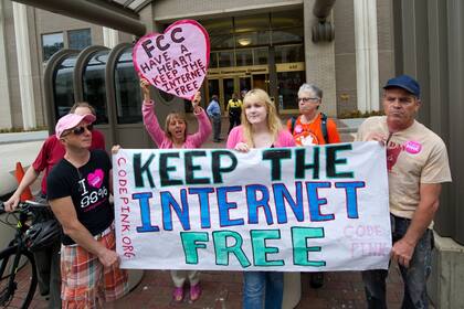 Manifestantes a favor de la neutralidad de la red frente a las oficinas de la Comisión Federal de Comunicaciones de Estados Unidos, en mayo último, cuando se comenzó a discutir el tema
