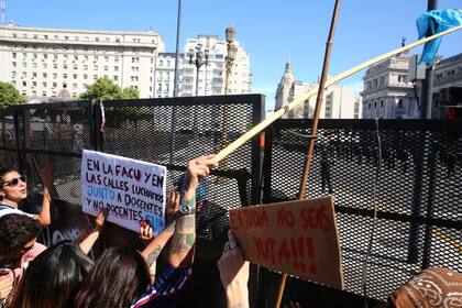Manifestantes afuera del Congreso