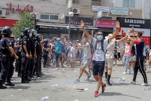 Nuevos enfrentamientos en las calles y destituciones se suman a la inestabilidad política en Túnez
