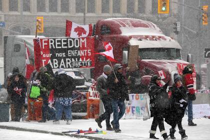 Manifestantes anti restricciones en la calle Wellington de Ottawa